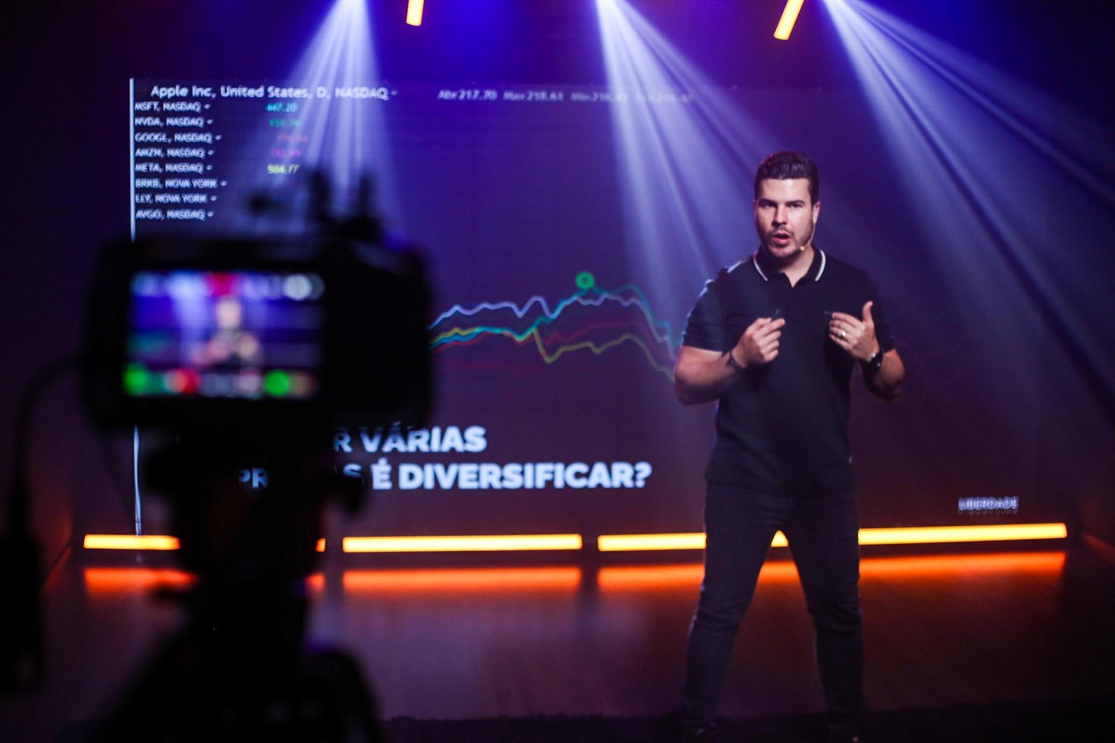 House A — infoprodutor no palco com painel LED