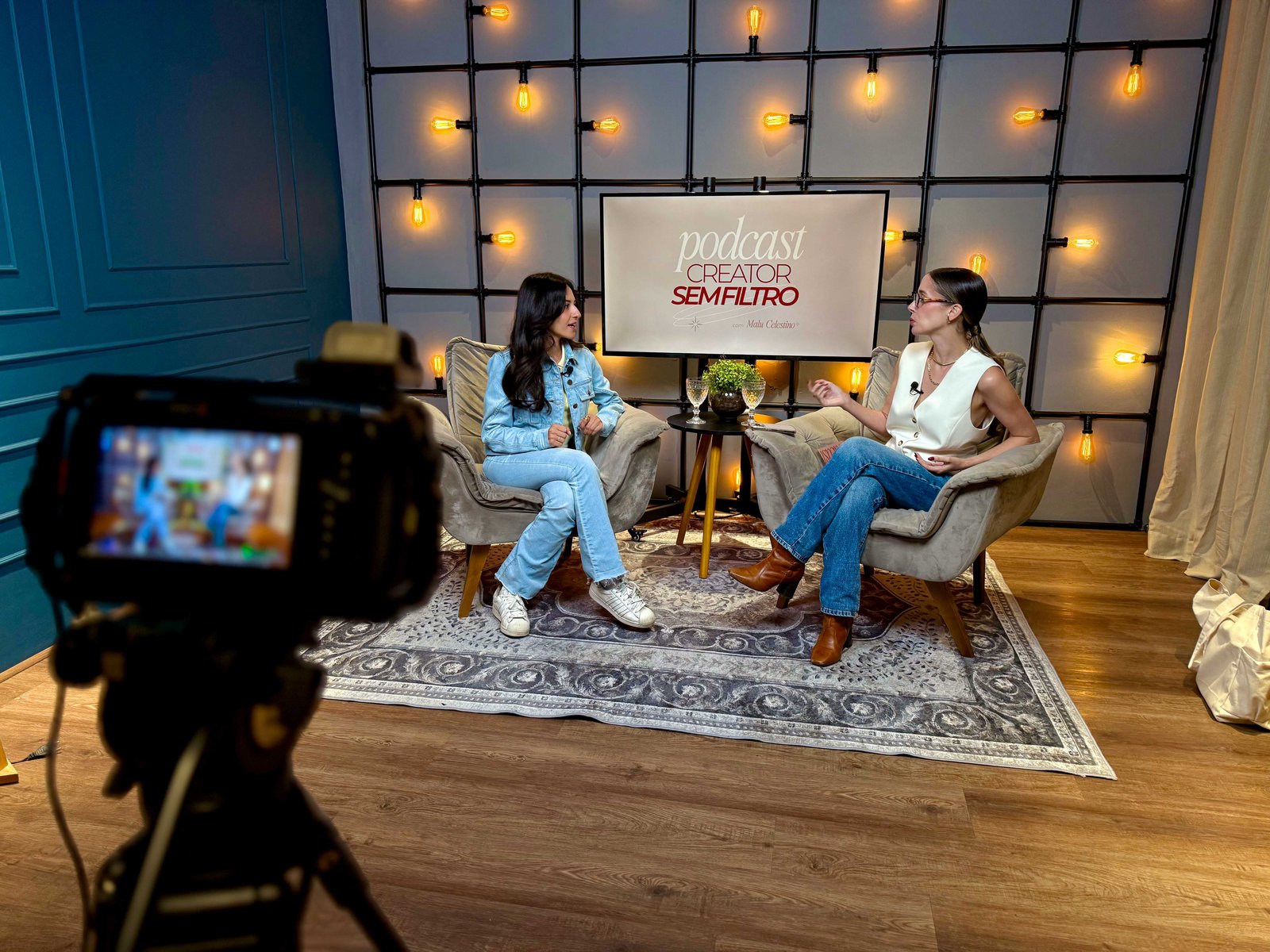 House C — criador de conteúdo ao vivo com laptop