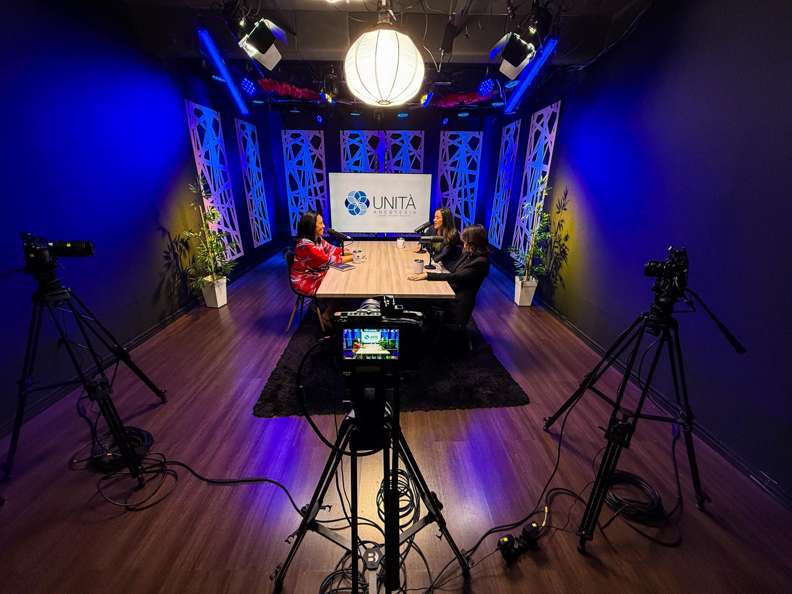 House A — talk show com painéis e softboxes